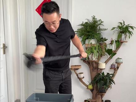 套垃圾袋还可以如此快、简单! #套垃圾袋#生活小妙招#实用小技巧#万万没想到