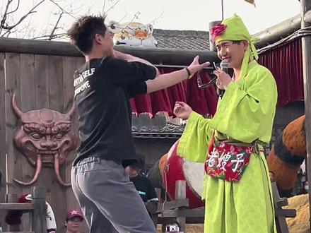 老嫂子看好他是本场mvp,帅哥太有节目了!#万岁山武侠城 #万岁山老嫂子 #老嫂子欢乐大舞台 #来万岁山武侠城看斗舞了 #万岁山斗舞还是太有节目了