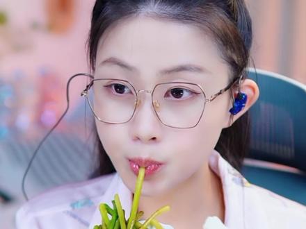 你真别说,河南的蒜苔是甜一些哈~ #好吃到停不下来 #吃播 #河南蒜苔#声控#深夜放毒