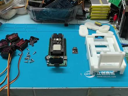 已经做了小智的可以直接这样改AI小狗,另外一款直插底板没做的话可待我测试完发出来去立创免费打印#电子产品