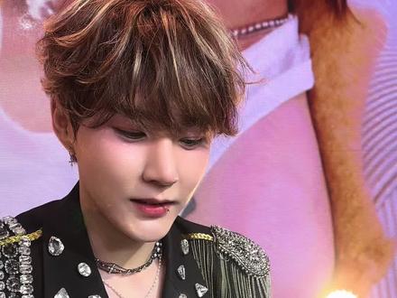 就这样逃不出我们小权哲的手掌心🤚🏿#签售 #追星 #李权哲 #撕漫男