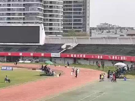 四年级小学生廖星涯第一次参加全市小学生田径比赛女子400米,1分16秒,破这个组别纪录。弯道超车很是惊艳。
