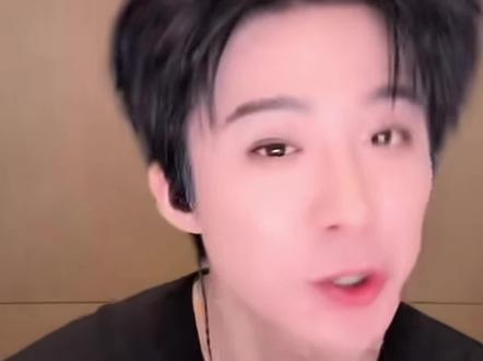 今晚突然想吃草莓,突然想起宁哥的丹东大草莓梗了 🤣🤣🤣#刘宇宁