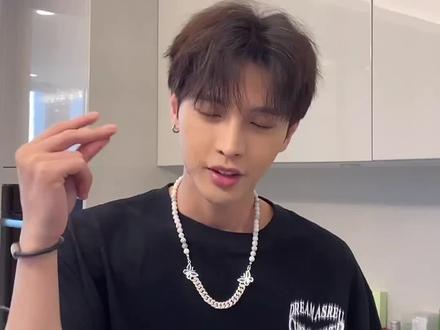 皮肤黑的怎么穿!!干货给你总结在视频最后,记得保存#男生穿搭 #穿搭 #穿搭技巧