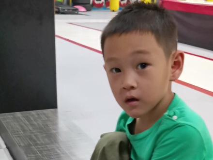 看武馆四岁的孩子穿袜子#武术 #日常训练 #少年强则国强 #少儿搏击散打 #格斗