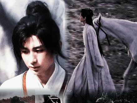 因为#成毅 我去看了#吉祥莲花楼
莲花楼读到一半了
李小花让我心疼又让我佩服。他不去恨那些人,这才是让我反复流泪的原因吧。##莲花楼#李莲花成毅莲花楼
我有时在怀疑李小花是不是真的忘了,真的释怀了,比如和故友重逢的时候,我以为之后他会暗自感慨,但随即就让我相信他是真的忘了,在云比丘悔恨的时候,他也在后悔,后悔没在寺庙里顺便吃饭,还要多花钱多走路。我始终都在想,他到底为什么能变成这样,怎样才能做到这一步。看书的时候,我讨厌佛彼白石那一群人,上一秒说化成灰都能认得他,下一秒又不愿意相信李相夷会变成如今唯唯诺诺胆小如鼠的样子。可我又想,我或许和他们一样,不愿信不敢信,才会一直执着于他为什么能做到这一步。
有时候我很欣慰,他忘掉了那些仇恨,好像只要吃饱了,把屋子打扫干净了,把房子补好了,就没有什么忧愁了,偶尔做做好事,救救人。抠门的李莲花,买馒头招待别人的李莲花,认真包喜糖的李莲花,不到饭点就爬上树找东西吃的李莲花,他怕鬼,怕冷,怕死,走几步就要喊几声给自己壮胆,随时准备逃跑,为了不给别人治病便钻进麻袋。在我眼里他活的像个童稚小儿。有时我又很心疼,怎么能穷困潦倒到这个地步。对当贴熟悉的不得了,打算靠五十两银子花一辈子,拎着扫帚馒头回家最后饿晕倒在地上,睁眼便是“我要吃饭”“我太饿了”“我饿到腿软”。明知道用扬州慢救人只会让他痴的更快但又不曾犹豫,坐在床上像个茫然的恶鬼,最后眼睛也不怎么看得清,勉强等着眼中的黑块移走オ偶尔视物。以一个旁观者的身份去看别人对自己的惋惜,去安慰那些为李相夷坠海而愤恨的人,可惜别人说“我宁愿他不是门主”“我宁愿他死”。正是因为他不恨,我才心疼。突然想起他最后以李相夷的身份出现,也忍不住去打扫整理杂物,他当真是李莲花了,李相夷是真的死了。