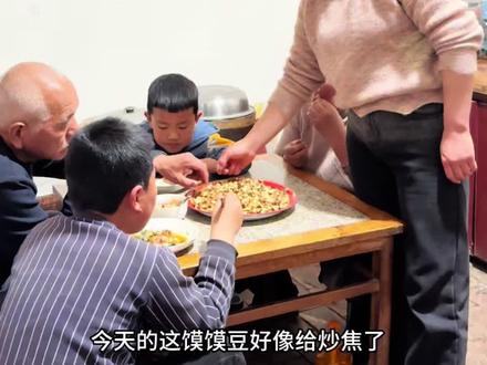 今天是二月二月龙抬头,在甘肃当地我们这边有个习俗要吃豆豆,炒馍豆豆 ,酥脆可口很好吃,也是小时候吃的一种零食,记得小时候家家户户要炒这种馍豆豆,现在的你们还记得这个味道吗#二月二龙抬头 #农村美食 #我的乡村生活#舌尖上的美食 #记录真实生活