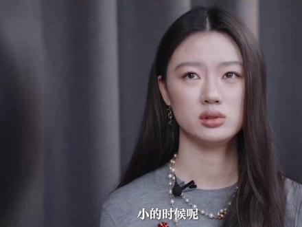 单依纯:我天生就是个敏感的小孩 单依纯认为自己的共情力和敏感都源自她的童年。她从小跟着爷爷奶奶生活。音乐是她最早、也最稳定的倾诉对象。这些经历让她逐渐不敢表达内心情感,她始终试着理解大人们的处境,也变得格外敏感。
#抖音热点记忆2025 #时间的答案2025 #单依纯 #是个人物 #媒体精选计划