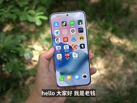 续航封神却卡成狗?红米K80至尊版:10小时亮屏的偏科生! 红米K80至尊版体验结束了,续航真的好,日均续航达到了10小时,各种重度、轻度的使用场景的均值,这确实是当前亮屏续航时间最久的机器。剩下的缺点就比较多了,首先是系统,澎湃OS2的小卡顿是真的多,截图进入编辑必卡,桌面下拉搜索卡,搜索进入软件偶尔卡。其他APP场景切换,也出现卡,偶尔卡,就是功能冷启动的卡顿问题还存在;高德地图的方向指针反应非常不灵敏,日常找路很困扰。低电量时,及时没开省电模式,也卡,相当于系统帮你开了省电模式,又不告知?其他安卓机从没有遇到过低电量卡的(不开省电模式)。然后这台机的手感比较糟糕了,219g的重量,加上机身较宽,日常用起来不那么顺手,半斤机的手感。不过红米的振感和马达确实不错,值得肯定和点赞。影像方面,仍然有小米机器祖传的问题,就是天空白云容易偏红,风景照的质量欠佳。前置镜头缩水较多,数码锐化严重。这台手机呢,显然是一个偏科生、试验品,或者营销为主的产品,为了电池、长续航,其他的东西可以妥协。但这种偏科生机器可能不太适合一般大众。#红米K80至尊版 #小米手机 #雷军 #安卓 #手机测评
