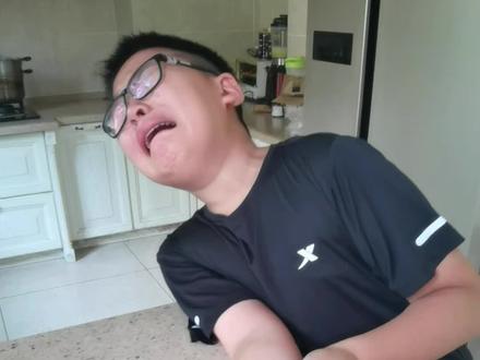 孩子们这个季节不要在树下玩 树上的洋辣子蛰了非常疼😣