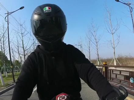 新手摩友红绿灯如何停车降档,今天给大家分享不同路况对应的三种降档方法!新手摩友看过来…#ninja400 #带着影石骑摩托 #你的川崎哥哥