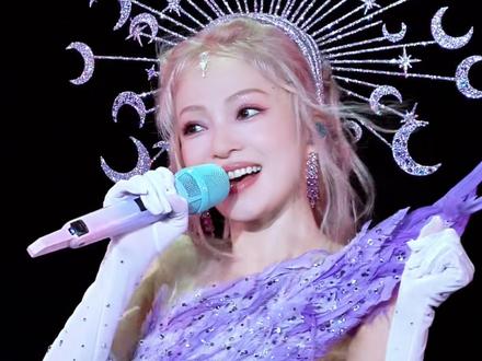 张韶涵回应裁到大动脉,要百变不让改变讨厌,造型师登台配合发声 张韶涵惠州演唱会举办,霸气回应裁员裁到大动脉,喊话让自己百变、又不让改变的歌迷讨厌,造型师登台配合发声夸赞她才是大动脉 #张韶涵 #张韶涵惠州演唱会 #造型师 #明星回应 #2025影娱年终大赏