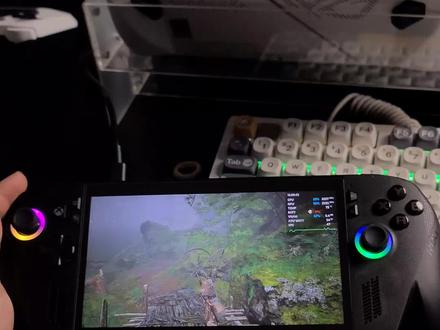 Rog xbox x 作为rog x的升级款。处理器升级到了Z2E 再黑神话这款游戏里 1080分辨率 中画质下没有仔细去调整。帧数对比二代高了10多帧左右。整体流畅没有遇到过突然掉帧卡顿情况。如果打开 帧生成开关帧率可以来到70帧。稳稳定60以上。作为掌机游玩表现优秀。#掌机 #游戏 #rogxbox