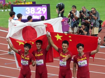 由陈冠锋、谢震业、严海滨、陈佳鹏组成的中国队在杭州亚运会田径项目男子4x100米接力决赛中跑出38秒29的队伍赛季最好成绩夺金。 #聚焦杭州亚运会