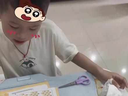 七岁小孩,看完五哈,天天唱鲜花 #认真的男孩纸 #五哈快乐感染力 #五哈
