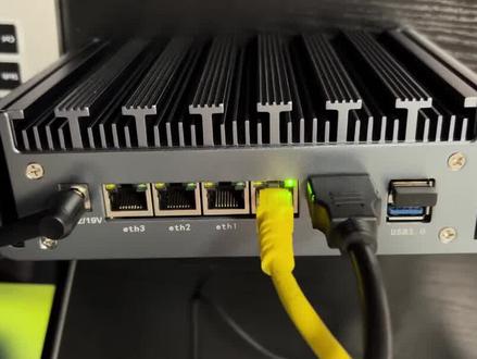 软路由保姆级教程,2/2,J4125安装exsi,openwrt,ikuai,教程步骤详解,包括直通设置,每一步都很详细,具体的命令行请放大视频查看,下载链接我放在评论区,自取#软路由 #ikuai #保姆级软路由教程 #exsi安装 #软路由搭建 @DOU+小助手