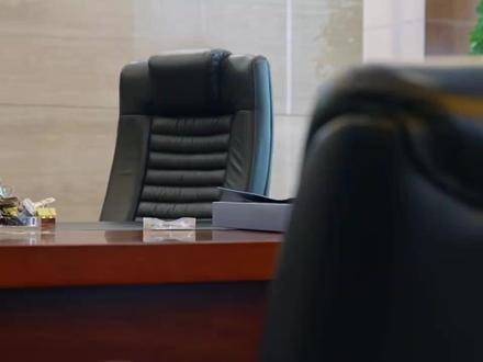 【贪官商人一起“空手套白狼”买企业】江西省人大常委会原党组副书记、副主任洪礼和诸多受贿所得中,金额最大的一笔,来自一名叫邓凯元的商人。邓凯元常年混迹于政商之间,利用金钱开道、拉拢腐蚀党员干部为己所用,是他一贯奉行的“生意经”。
2008年,江西省电子集团启动国有企业改制,负责这个项目的省领导正是洪礼和。当时邓凯元的赣商联合集团成立仅一年,根本没有电子行业从业经历,不符合参与江西省电子集团股权竞拍的入围条件。正路走不通,邓凯元就转而从洪礼和的外甥吴文刚那里寻找突破口,突击拉拢吴文刚入股赣商联合,让他持股15%。吴文刚主动找洪礼和疏通,很快,江西省国资委刻意放宽条件,让赣商联合违规入围;随即又将另一家实力雄厚的竞争对手强行取消竞拍资格,排挤出局,为赣商联合成功收购扫清了障碍。
然而,事后赣商联合资金根本不足以支付收购款,洪礼和又要求省国资委在赣商联合只付了30%款项的情况下,违规提前办理股权交割手续。邓凯元办理了股权交割手续后,马上以江西省电子集团的股权作为抵押,从银行贷款支付了近7亿元尾款,相当于是拿着电子集团去买电子集团,洪礼和的上述行为,就相当于帮着邓凯元实现了“空手套白狼”。营商环境最需要的是公平公正,但是洪礼和在这件事里,恰恰是把公平公正打得粉碎。(来源:央视新闻)