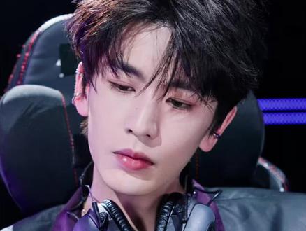 爱打瓦的闺蜜们有福了!#张凌赫西装颜值天花板 #张凌赫颗秒Amber