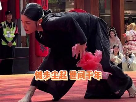 叫大家平时多刷点抖音吧,跟害你们似的,这下遇到宋清,嘴都合不拢了吧。Enemy游客版 #今我二人 #宋清编舞 #清明上河园 #人类对清明上河园的开发不足百分之一 #在开封被ENEMY舞蹈版震撼