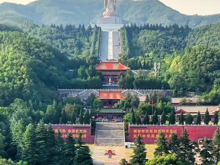 位于河南省平顶山市鲁山县赵村镇佛泉寺(尧山—中原大佛5A级景区);总高208米(身高108m+莲花座20m+金刚座25m+须弥座55m),是世界最高佛教造像;用铜3300吨、黄金108公斤、特种钢15000余吨;2008年9月29日由108位高僧开光;星云大师题写“中原大佛”#愿所求皆所愿🙏 #愿所有人都平平安安健健康康 #中原大佛 #旅行推荐官