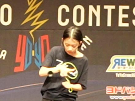 你们要看的世界冠军来了!2023世界悠悠球大赛女子组冠军!来自韩国的小姐姐Miri Kim!他的哥哥同样是本届世界赛1A组世界冠军!#2023wyyc #世界悠悠球大赛 #悠悠球 #抖音百分大战