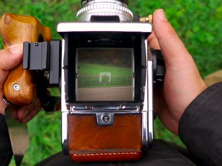 【取景器看世界】如果时间能回去的话|哈苏503cw|富士provia100
如果时间能够回去,我想回到这个被我用胶片相机所记录的秋天里
这是一个过季的素材,只因没有冲洗药水,所以搁置的富士provia反转片
近日冲洗出来和大家分享这过季的回忆
本期视频
胶片相机:哈苏503cw / 胶卷:富士provia100f
视频拍摄:索尼zv1
#取景器里的世界 #摄影 #胶片 #胶片相机 #户外摄影 #旅行 #摄影vlog #每一帧都是热爱