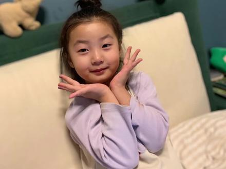 宝宝得甲流,妈妈们不要慌,给大家分享一下开心这次甲流的经过,仅防参考,预防焦虑
开心全是一共烧了四天,第一天直接烧到38.5然后吃药直接,退烧了,第二天最严重,白天基本上就是38.5以上或者39.5度,特别是第二天晚上最严重,一整晚都在39.5左右,而且娃烧到说胡话,正睡呢就坐起来,我不知道是咋回事,把我吓够呛,我和开心爸爸就一直轮流量体温,擦手心手背还有身上,(一整晚我俩都没睡)这样虽然退不了烧但是娃会舒服很多,第三天我们去了医院,医生不建议打针,让回家吃药,期间开心会时不时说肚子疼,食欲不好,我们还是继续早晚吃的奥司他韦和抗病毒口服液,第三天晚上九点高烧39.5我们给吃了布洛芬就没有在高烧,第四天体温基本上在37.3,一直到晚上体温就正常了,吃饭也可以了,
高烧的时候出了服用布洛芬紧急退烧药一定要给娃多喝水多喝水,预防脱水观察情况,可以补充一点淡盐水,这次甲流虽然很可怕但是没有新冠那会后遗症厉害,
在一个就是呕吐,很多孩子都会呕吐,包括开心也呕吐了,可能是吃奥司他韦这个药刺激引起的,后来我就给开心饭后半个小时吃这个药,然后再过半个小时再吃另一种药,吃完药就跟她聊天转移她注意力,她好像也就不吐了,
心肌炎,看抖音说这个严重的会引起心肌炎,大家有不适赶紧去医院,我们目前正常还没有出现腿疼,就是说肚子疼,肚子疼医生说可能吃抗病毒口服液引起的,让把这个药停了,目前我们就是还偶尔咳嗽,其他没啥了,总结就是这个病一定要多喝水,注意观察体温,特别高烧时出了吃布洛芬也一定要坚持物理降温,勤量体温,一般3-5天就好了,这个甲流不仅让孩子很受罪,还吃药很抗拒,一定要耐心哄孩子把药按时吃,希望我的分享可以帮助更多宝妈,仅供参考👐😺