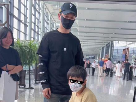 #黄晓明和儿子小海绵现身机场 一脸宠溺抚摸儿子头,6岁小海绵也很活泼