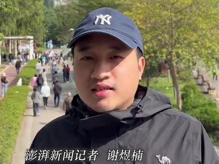 直击丨#香港大埔火灾现场:住宅楼仍在冒烟 ,爱心人士送物资到医疗点
11月27日下午1时30分,澎湃新闻在香港大埔宏福苑火灾现场看到,零星竹架挂在其中一栋乌黑楼栋,在消防员努力下,大面积明火被扑灭,消防水柱正朝着冒烟房屋持续喷射。#媒体精选计划 #热点零距离