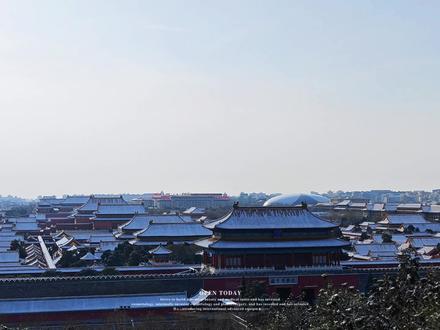 这里要分流排队上去啦,昨天的景山公园人太多了,公园采取限流措施维护安全,免得群众发生危险。人们太喜欢这来的及时的雪啦,雪!可以让小朋友欢呼雀跃打雪仗,堆雪人,也可以净化空气总之雪给交通带来不便,但是喜欢雪的心情又是很高涨#北京 #北京的雪#故宫 #手机摄影