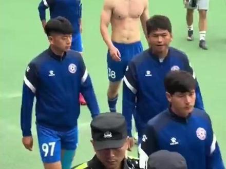 连云港队38号八块腹肌男——张骋找到了!听他分享平常是怎么锻炼保持的?(视频:葛亚娟 记者:魏吉珂 通讯员:程秋怡)#苏超