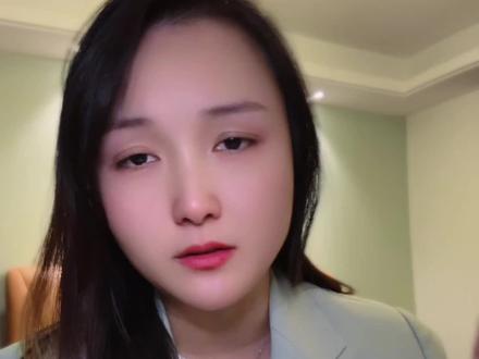 一个家庭被拖垮的原因,大部分是因为家里有一个有毒的长辈。 他们对外软弱,对内却像一个情绪炸弹。乱发脾气,过度的向家庭成员索要被尊重、被关注、被服从,以此来捍卫自己在外面脆弱的尊严。#内容过于真实 #认知#家庭#长辈#成员