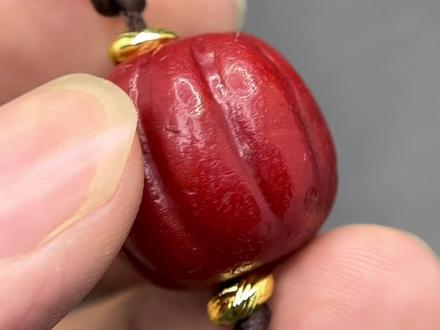 清代牛血红雪巴珠琉璃珠
尺寸:2.0
大尺寸,脑瓜珠造型!牛血红的颜色,包浆皮壳熟润,精光内敛,孔道磨损到位!
包浆太好了,真是爱不释手
表面有沙坑,长期佩戴使用痕迹明显!
雪巴珠子原本是夏尔巴人用珊瑚粉末等材质,制作的琉璃珠子!
牛血红的颜色,已经十分不错了!
可以串手串佩戴!或者单独做个锁骨珠子佩戴不错!
150💰
#古玉老玉 #古珠之美 #老珠子 #寻觅藏传老物件 #藏传古珠