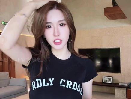 夏季显贵 T|ROLY CROSS 莱赛尔定织工艺 显瘦不皱高级感拉满@秦磊官方切片授权 #秦梅 #秦磊 #美式辣妹 #气质穿搭 #显瘦穿搭