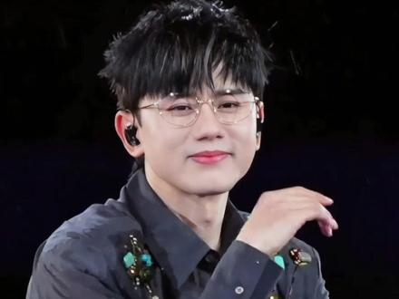 为何张杰总爱留“刘海”,一张高清照光曝光,果然不止坚守初心那么简单#张凌赫 #陈伟霆 #张杰 #内容启发搜索 #影娱热点团