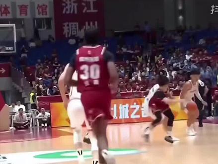 贺希宁打嗨了,现低级错误,无人防守走步违例还不自知,还好最后赢下比赛。笑尿了😆😆#cba热门 #cba季后赛 #贺希宁