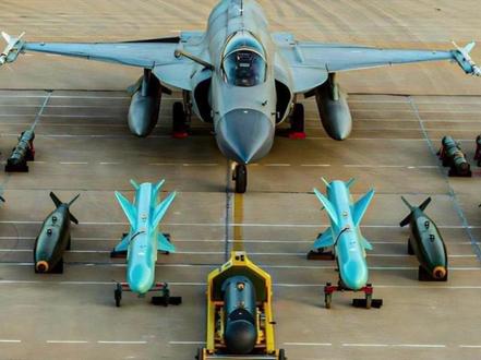 伊朗为何要求巴铁护航?美以的狂轰滥炸后,防空系统彻底瘫痪?2 枭龙战机高光时刻!就大摇大摆闯进另一个国家的领空,不仅没被驱逐、没遭抗议,反而被当成“救星”;更离谱的是,一向横着走的以色列空军,眼睁睁看着这支编队在自己的“势力范围”上空盘旋,居然一声不吭。这不是科幻剧情,而是2026年4月9日,真实发生在波斯湾上空的一幕,巴基斯坦空军的JF-17“枭龙”战机编队,轰鸣着飞越伊朗班达尔阿巴斯上空,全程无人敢拦。放在几个月前,这事儿想都不敢想。现代国际关系里,领空就跟自家大门一样神圣,别说战机闯入,就算是民用飞机偏离航线,都可能引发外交摩擦,#硬核深度计划#全球创作者计划#零基础看懂全球#时代的荣耀#巴基斯坦