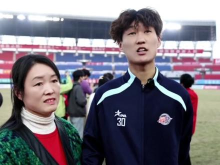 拼搏的王博,第一次来看你比赛的爸妈就在身后 #湘超 #湖南娄底