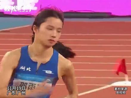 湖北新锐邵雨琪女子跳高折桂 高颜值+清华学霸 履历堪称“开挂 11月19日晚,十五运会田径项目女子跳高决赛精彩落幕。湖北队选手邵雨琪发挥出色,作为全场唯一以1米90成绩过杆的选手,成功斩获该项目金牌,为湖北体育代表团再添一金,至此湖北队本届全运会金牌数已增至22枚。#十五运 #经视体育十五运 #湖北跳高 #女子跳高 #跳高美女