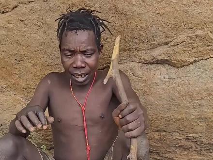 哈扎比猎手吃乌龟 #原始部落 #哈扎比 #美食