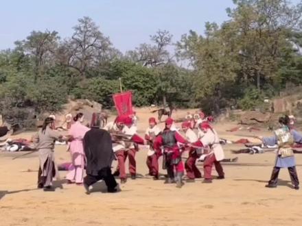 最终项羽却兵败于骇下,甚至连全尸都不保,被众人分割请功。其中,有一个小兵便是割下了项羽的大腿,因此被刘邦封侯,而且在800年后,他的子孙还成为帝王,被后人敬仰。当时,一共有五个人得到了项羽尸体的一部分,等到他们带着项羽的尸体回去后,刘邦也按照承诺给予封赏,每个人也都被封侯,杨喜也成为了赤泉侯,获封1900户食邑。杨喜原本也就是一名小将,领兵打仗的才能实属一般,在军中多年,也只做到了郎中骑兵,此番立功也为他的家族带来了荣誉,地位自此提升了一大截。
随后杨喜的儿子世袭了他的爵位,不过他们一家的职位却没有得到提升,始终维持着赤泉侯的封号,紧接着一代代也都是地方小官,无人做到京众朝臣。直到他的曾孙杨敞才开始发迹,当时霍光受重任辅佐汉昭帝,而杨敞为人低调,从不居功自傲,得到了霍光的重视,自此为官之路也变得十分顺畅,一步步的坐到了丞相之位。后来刘贺称帝后,整日沉迷于酒色,不问政事,于是霍光等人便另外辅佐新帝,杨敞实在胆小,听说此事后反而吓得瑟瑟发抖,话都说不全乎。杨敞的妻子是司马迁的女儿,学识过人,看到杨敞的样子后赶紧劝诫他:“大将军已经有了决定,你自是应该力挺,如此畏畏缩缩实在不像大丈夫。”随后杨敞才恍然大悟,听从妻子的意见,霍光对此则十分欣慰,他们也得以保全,后来杨敞去世后,他的儿子不仅继续承袭爵位,而且还被加封了3500户的食邑。杨敞的另一个儿子也得到了司马迁的厚爱,他为官清廉,敢于直谏和抨击权贵,受到了当时百姓的爱戴,而《史记》的流传也是因为杨敞所作出的努力,只可惜却因他人构陷被腰斩。但此时的杨家不再是曾经的默默无闻,已经开始迎来了辉煌时期,到了杨震时,整个家族更是被称为了“四世三公”,名声日盛,百姓们也多是赞誉。当时曹操也是极大地拉取这个世家大族,杨彪的儿子杨修年纪轻轻便已经声名远扬,才华斐然,结果曹操却对其孤傲的行径心生不满,最终将其斩杀。此后杨氏的家族依旧起起伏伏,西晋时杨骏权势重大,他的几个弟弟也都在朝中担任要职,几人肆无忌惮地勾结权臣,几乎到了无人可以撼动的地步。但这也让他们成为了皇室的眼中钉,最终被皇后联合宗族杀害,杨家又再次受到打击,此后又是一段不温不热的时期,但也依旧世代在朝为官,并且得到了朝廷的信任。直到800年后的南北朝时期,隋文帝杨坚成为了隋朝的开国皇帝,他的多项政策对中国历史发展影响深远,而这个时期也成为了杨家的鼎盛时期,时当时著名的名门望族。