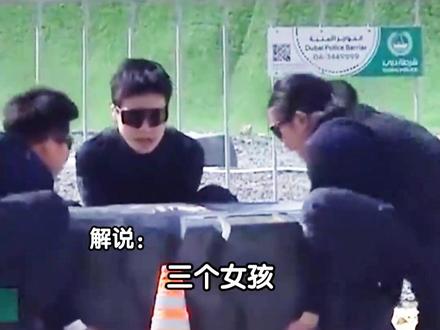 近日,在第七届阿联酋特警挑战赛上,四川女子特警队的三名“川妹子”扛起240斤重的轮胎,现场瞬间沸腾!中国特警特勤队女狙击手分享了参赛感想与训练经验,巾帼不让须眉!(来源:央视军事、北京时间)#特警 #狙击手 #特警挑战赛