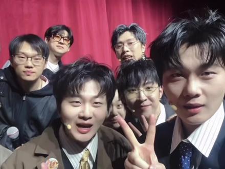 《Welcome to 超越玩家!》试着在呐喊声中识别了一下歌词 哥俩出场那句听不太清 但是管他呢!快乐就行!这个音源录的特别清晰~出处:📕旺旺鲲#超越玩家 #双高胎 二编:我还发了个视频版 加了运镜之后更帅了啊啊啊啊啊!!!大家都去看!!!