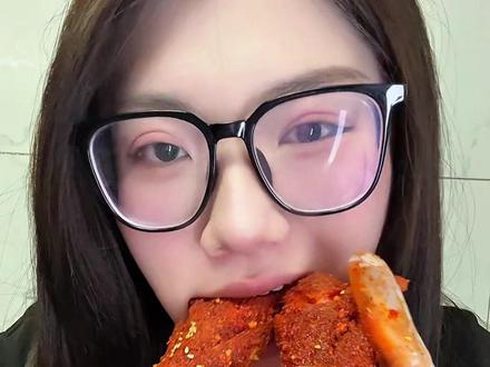 今天减肥脆皮淀粉肠就吃2口 #声控#咀嚼音 #美食分享#减肥