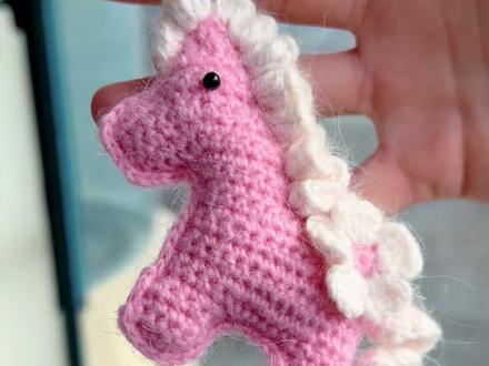 最简单的马上桃花挂件|新手教程~粉粉嫩嫩的超甜 毛线@威莉丝 复古短毛兔 色号30.02 图解来自@小逸麻麻玩毛线🧶 感谢分享 #钩织 #勾针编织#勾针毛线编织教程 #钩织小马#爱生活爱编织