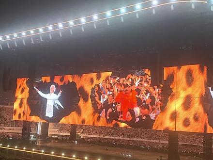 合唱《陪你去流浪》 这个大哥真的唱的好听,最后还有大合唱#薛之谦万兽之王 #陪你去流浪#薛之谦#谦友#神级现场