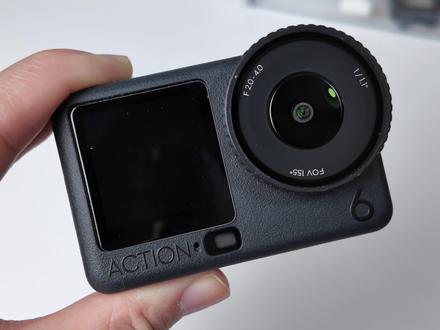 Action6到手买什么!看我的配件清单!抄作业!
Action6刚到手,趁着热乎劲,给它配了一波配件!虽然机器是新的,但玩了这么久运动相机,啥配件好用心里还是有数的。这次入的这几样,分享给新机宝子们参考!
1️⃣ 钢化膜(前后屏+镜头):
新机开箱第一件事!必须全副武装贴好,不然心里总不踏实。这种钱不能省,高透清晰不影响成像和手感,放心随便造。
2️⃣ 滤镜套组(CPL+ND8/ND16/ND32):
· CPL偏振光镜治反光一绝,适合拍水面成像干净能看清水底。
· ND滤镜像是“墨镜”能快速把过曝画面拉回正常,日常拍摄8ND就够用,如果户外多、运动多(滑雪、冲浪等)就要用到16ND和32ND。
3️⃣ 兔笼手柄:
强烈建议入手!装上后手感提升很多,握持更稳,而且颜值也高了,街拍时很像在用一台小微单。
4️⃣ 快拆+迷你三脚架:
这组合是我从老机器沿用下来的,核心装备!三脚架带万向头,角度随便调,还能伸缩当自拍杆,自重轻举着不累,收纳起来小小一个,小包也能放下。
5️⃣ 收纳包(一大一小):
· 小号收纳包:日常出门好携带,防水耐压,自带挂扣可以直接挂包上。
· 中号收纳包:适合旅行携带,所有配件都能整齐归位,滤镜、电池、快拆模块一目了然,避免丢失。
以上就是我作为“新人”的Action6和“老人”的配件选择,希望对宝子们有帮助!你的Action6配了啥?也求反向安利!
#telesin泰迅 #泰迅收纳包 #大疆action6 #大疆action6配件 #action6