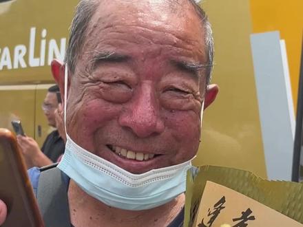 6月7日,山东平度一中高考现场。未送出手的花,是姥爷对外甥女沉默又炙热的爱意。(平度融媒记者:高晓辉 付一楠 付东东)#Ai平度 @ (27)#山东高考 #高考 #金榜题名