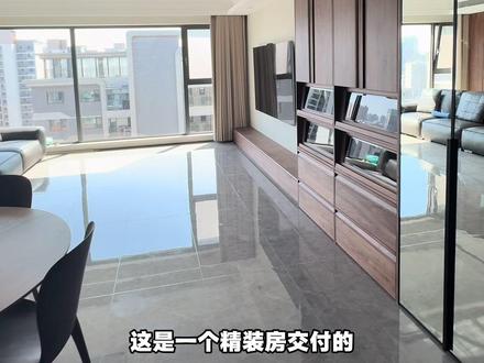 深灰色地砖的精装房,搭配了黑胡桃和樱桃木,石家庄案例 今天我们颜工在石家庄发回来了一段视频解析了我们用北美黑胡桃和樱桃木来完成的这一个精装房的案例情况,现在家具安装好了,等待着其他软装饰品的到位,能丰富空间的色彩精装房在设计空间的时候肯定会带来局限性,特别是深灰色地砖肯定不是第一选择,但是精装房现在出现了这样的情况,那么在未来搭配的时候要特别注意色彩的融合. #深灰色地砖搭配原木 #精装房设计 #黑胡桃木 #樱桃木 #石家庄原木定制案例