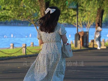 “ 你闻到了吗,风里已经有了春的味道,我的意思是,在这样春暖花开的季节里,随风生随花香,随着烟火气,我们见一面吧…”#风里有了春的味道 #我们见一面吧 #春天 #情感共鸣 #情感语录